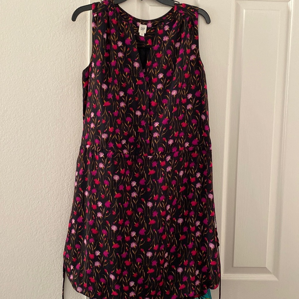 Sleeveless flower pattern dress